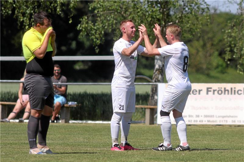 Philip Bertram (re.) bringt die SG Bredelem/Astfeld mit 1:0 gegen den VfR Langelsheim in Führung. Foto: Gietemann