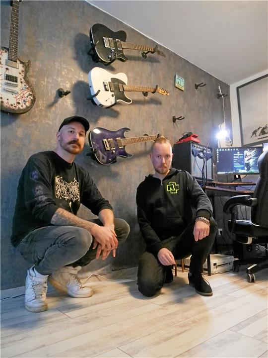 Philip Kalischko (r.) und Patrick Schüler sind Musiker und Rammstein-Fans. Eine Tribute-Band zu gründen, lag gedanklich gar nicht so fern. Ihre ersten Auftritte haben sich hinter sich, Buchungen für viele weitere haben sie auch schon. Fotos: Potthast/ Fabian Schäfer