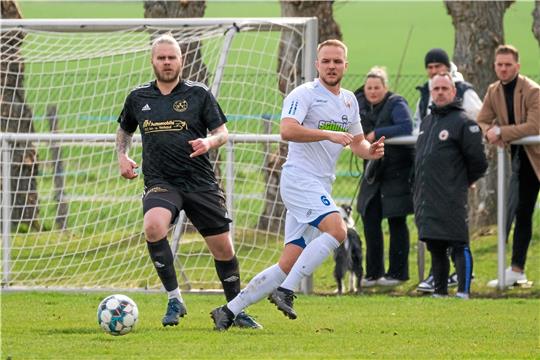 Philip Strohmeyer (li.) erzielt gegen den Goslarer SC 08 den 1:0-Siegtreffer für den TSV Lochtum, hier eine Szene mit Jonas Gaida. Danach folgen vier Niederlagen, dreimal sogar zu Null. Foto: Drechsler