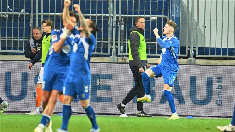 Philipp Hercher (r, 1. FC Magdeburg) feiert das Tor zum 1:0.