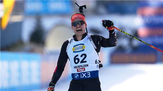 Philipp Horn jubelt über den ersten Podestplatz seiner Karriere.