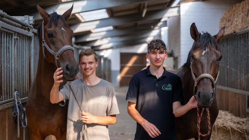 Philipp Klatt, links mit First Secco, und Fabian Klatt, hier mit Fräulein Feni, nehmen in dieser Woche erstmals gemeinsam an deutschen Meisterschaften im Dressurreiten teil.