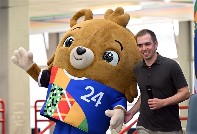 EM-Maskottchen: Albärt, Bärnardo oder Herzi von Bär Philipp Lahm und das offizielle Maskottchen der EM 2024.