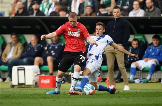 Philipp Ochs (l) von Hannover und Benjamin Goller von Karlsruhe kämpfen um den Ball.