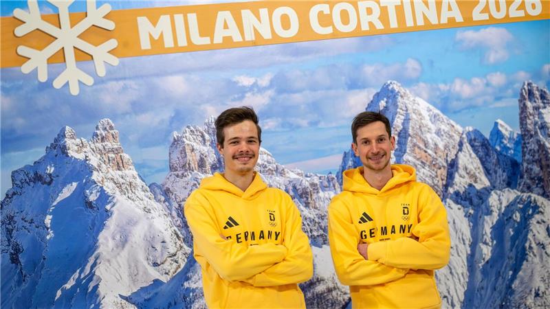 Philipp Raimund (l) und Felix Hoffmann (r) bei der Olympia-Einkleidung.