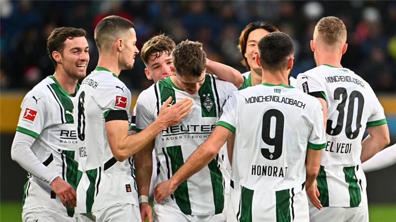 Erstmals seit 1009 Tagen: Gladbach gewinnt zweimal in Serie Philipp Sanders (M) erstes Bundesliga-Tor für die Borussia.