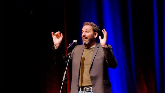 Philipp Scharrenberg ist der Deutsche Kabarettmeister des Jahres 2023. In Goslar präsentiert er sein Programm „Verwirren ist menschlich“.  Foto: Zietz
