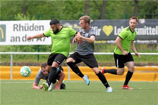 Philipp Wentzel (Mi.) vom neuen Meister SVG Oberharz lässt dem Seesener Dogan Karaaslan keinen Raum. Das Gipfeltreffen auf dem Schildautal-Sportplatz endet 0:0. Foto: Gietemann