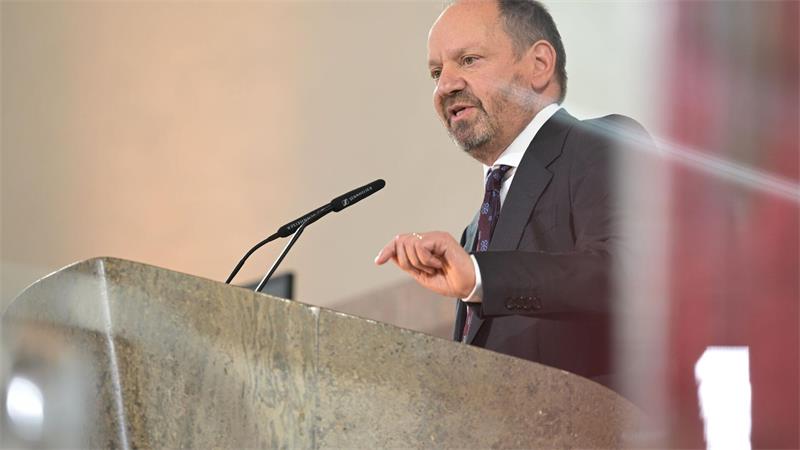 Friedenspreisträger kritisiert deutsches Schweigen zu Israel Philippe Sands spricht in der Paulskirche.