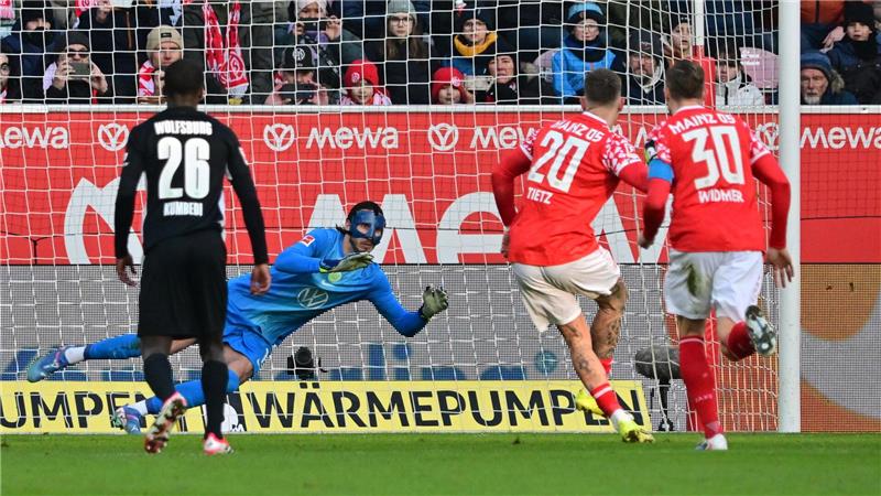 Phillip Tietz (2.v.r.) vergibt einen Elfmeter für Mainz.