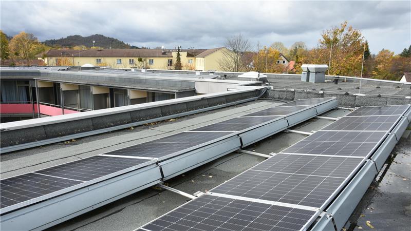 Hotel Plaza Inn bekommt seinen Strom vom eigenen Dach Photovoltaik, so weit das Auge reicht: Um der Sicherheit der Hotelgäste Rechnung zu tragen, war auch ein Gutachter involviert.