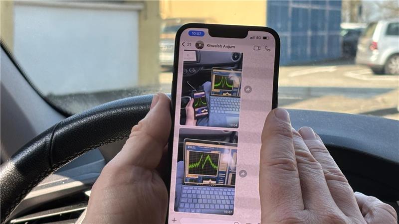Weltpremiere mit Antimaterie-Transport geglückt Physiker Ulmer prüft während der Fahrt live, ob die Antiprotonen noch an Ort und Stelle sind.