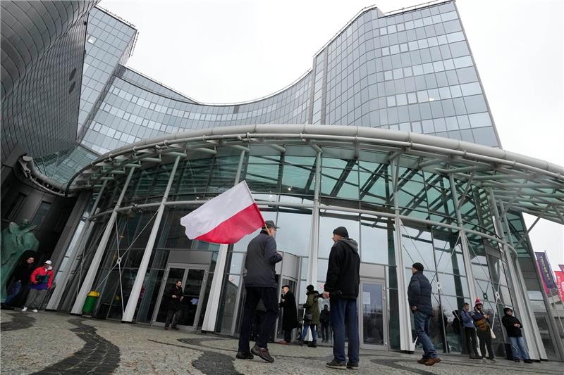 Konflikt um öffentlich-rechtliche Medien in Polen dauert an PiS-Anhänger treffen am Hauptsitz des staatlichen polnischen Fernsehsenders TVP ein, um gegen die Maßnahmen der neuen EU-freundlichen Regierung zu protestieren.