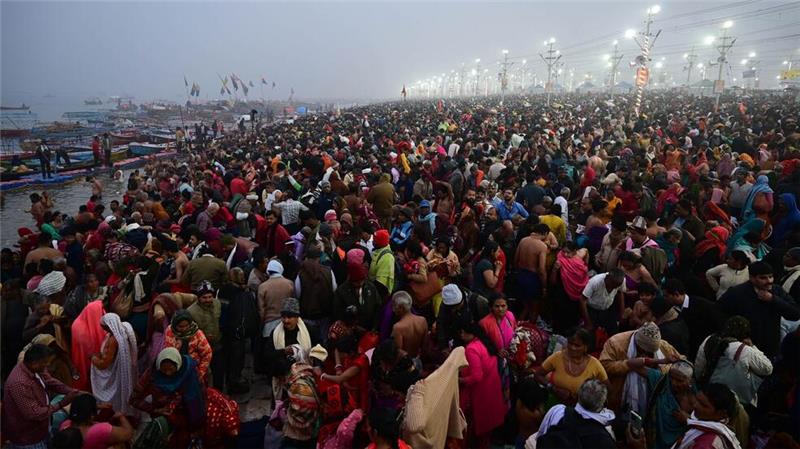 Millionen kommen in Indien zum weltgrößten Pilgerfest Pilger versammeln sich am Zusammenfluss von Ganges und Jamuna, um ein Bad zu nehmen.