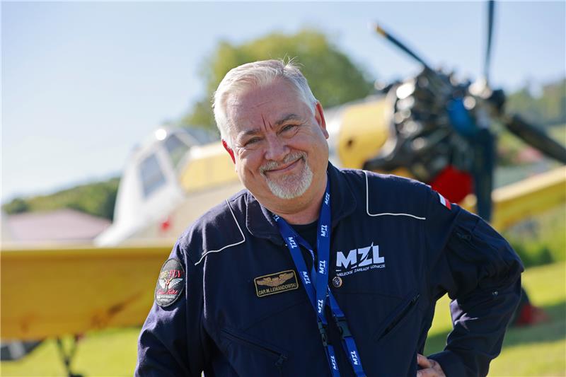 Polen, Portugal, Harz – Löschflugzeug-Pilot auf Abruf Pilot Maciej Lewandowski steht vor seinem Kleinlöschflugzeug auf dem Flugplatz Ballenstedt. Foto: picture alliance/dpa | Matthias Bein