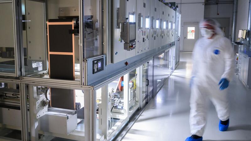 VW plant Stromgroßspeicher in Norddeutschland Pilotanlage zur Batteriezellenproduktion im VW-Werk Salzgitter. Der Volkswagen-Konzern steigt in den Betrieb von großen Batteriespeichern für das Stromnetz ein.