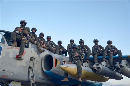 Piloten der ukrainischen Luftwaffe sitzen auf einem Bodenkampfflugzeug in der Ostukraine.