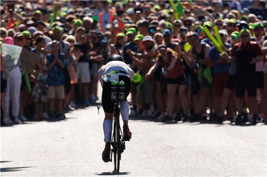Pim Van Diemen, Triathlet aus den Niederlanden, fährt beim Datev Challenge Roth während der Radetappe am Solarer Berg.