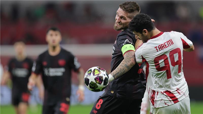 Piräus Mehdi Taremi (r) im Duell mit Leverkusens Robert Andrich. 