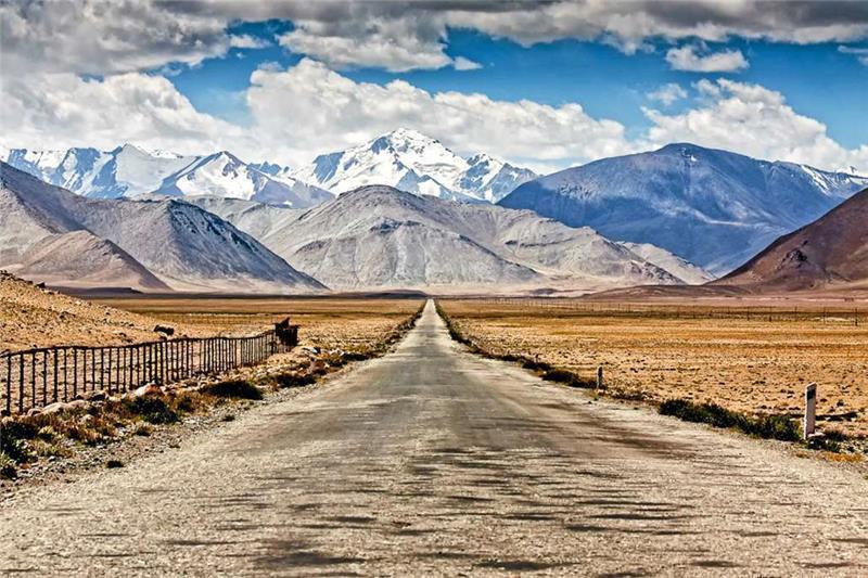Pisten wie der 4600 Meter hohe „Pamir-Highway“ erwarten die Abenteurer.