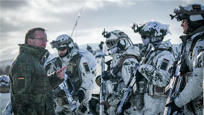 Pistorius bei Gebirgsjägerübung im Hohen Norden