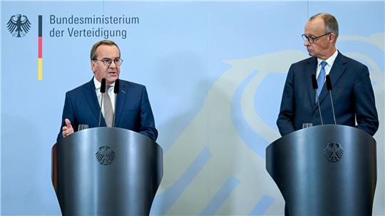 Pistorius und Merz bei ihrer Pressekonferenz nach der Kabinettssitzung im Bendlerblock.