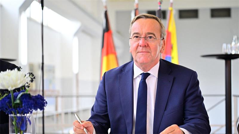 Emden bekommt Marinehafen – Milliardeninvestition geplant Pistorius unterzeichnet die Absichtserklärung für den Marinehafen in Emden.