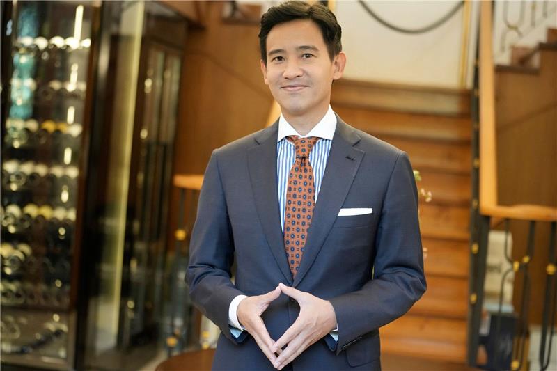 Wahlsieger in Thailand kündigt Acht-Parteien-Koalition an Pita Limjaroenrat, Vorsitzender der Move-Forward-Partei, in Bangkok.