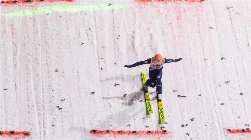 „Er schwebt“: Skispringer Paschke holt Sieg-Triple Pius Paschke überspringt die virtuelle grüne Linie.