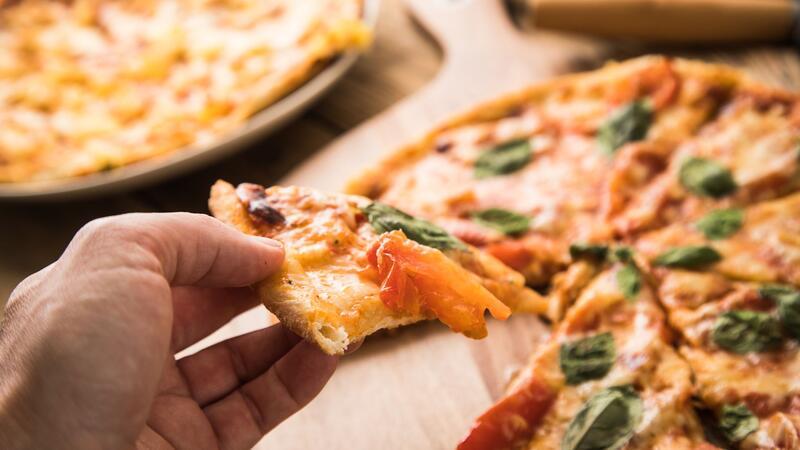 Pizza kann lecker und vegetarisch sein - mit frischen Gemüsebelägen.