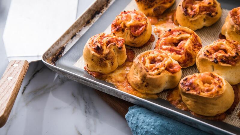 Pizzaschnecken sind köstliche kleine Snacks, perfekt für viele Gelegenheiten.