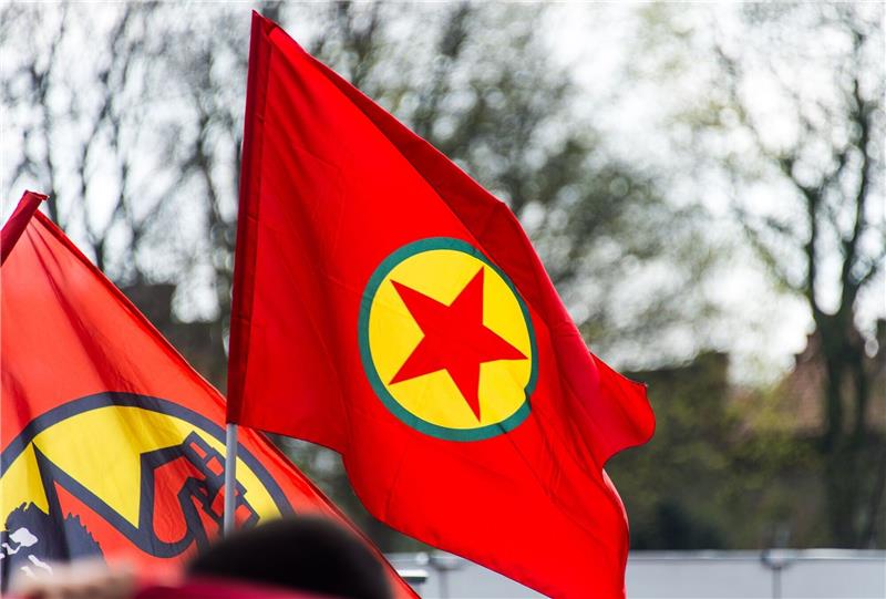 Schweden: Kurde wegen versuchter PKK-Finanzierung verurteilt Pkk-Flagge auf einer Demonstration (Symbolbild). Der Verurteilte soll versucht haben, Geld für die PKK zu beschaffen.