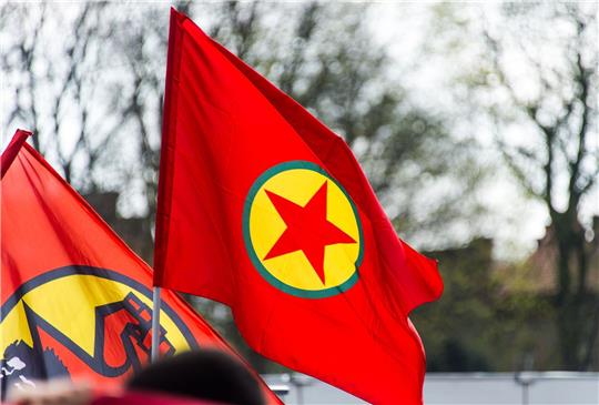Pkk-Flagge auf einer Demonstration (Symbolbild). Der Verurteilte soll versucht haben, Geld für die PKK zu beschaffen.