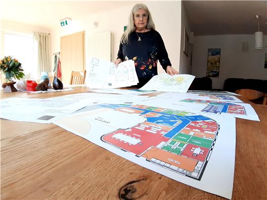Pläne der Architekten liegen vor, doch die Verwirklichung des Neubauprojektes muss noch auf sich warten lassen. Zum Bedauern von Barbara Mai, die um den Bedarf nach Wohnraum weiß, wie ihn „Raum Helios“ anbietet.  Fotos: Potthast