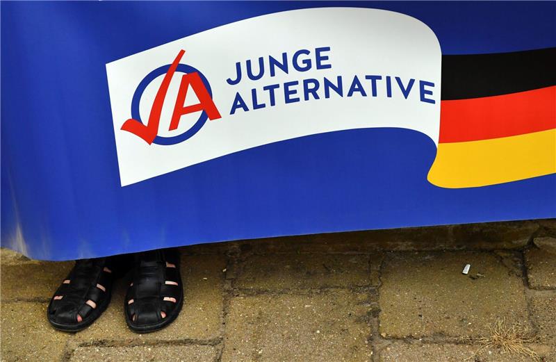 Brandenburg: AfD-Jugend ist rechtsextremistisch Plakat der AfD-Jugendorganisation Junge Alternative (JA).