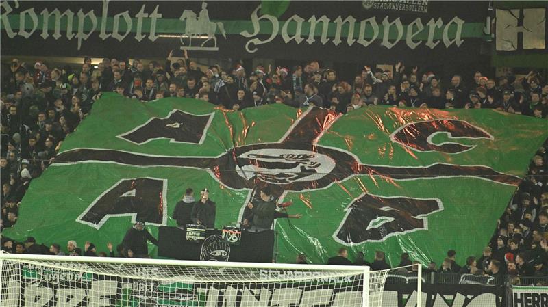Plakat im Hannover-Fanblock beim Heimspiel gegen den VfL Bochum.