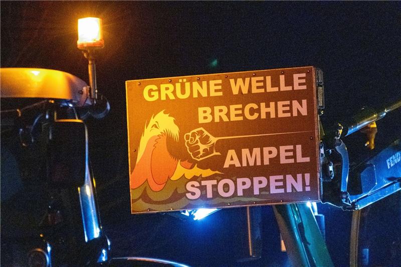 Knipst der Osten die Ampel aus? Plakat mit der Aufschrift «Grüne Welle brechen - Ampel stoppen» während eines Baunernprotestes.
