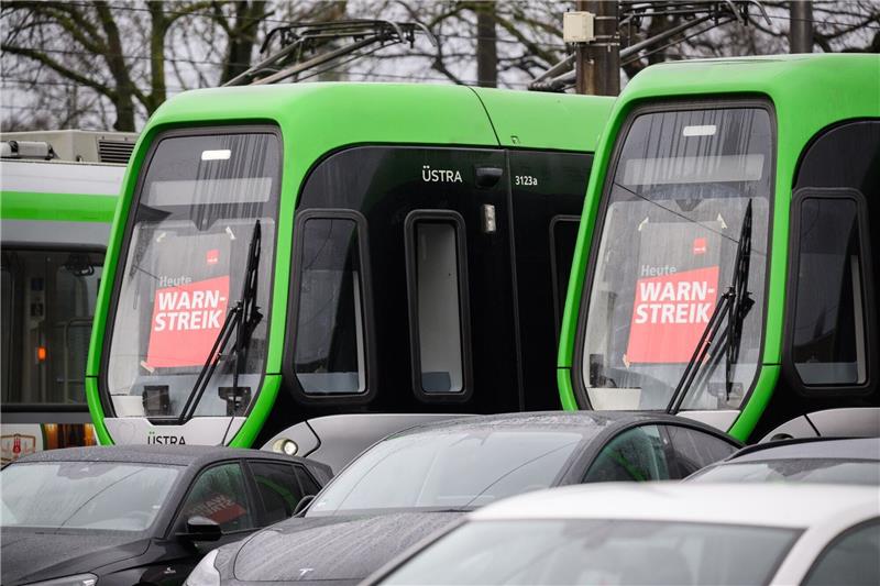 Plakate «Warnstreik» kleben in den Frontscheiben von Stadtbahnen der Hannoverschen Verkehrsbetriebe Üstra auf dem Betriebshof Glocksee.
