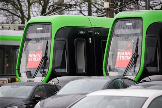 Plakate «Warnstreik» kleben in den Frontscheiben von Stadtbahnen der Hannoverschen Verkehrsbetriebe Üstra auf dem Betriebshof Glocksee.