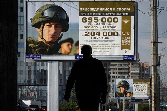 Plakate in St. Petersburg werben für den Wehrdienst in der russischen Armee.