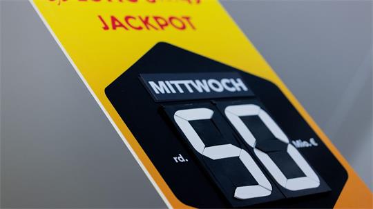 Plakate in den Lotto-Annahmestellen weisen seit über sieben Wochen auf den mit 50 Millionen Euro gefüllten Jackpot hin. (Archivbild)