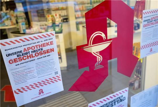 Plakate mit Infos zum bundesweiten Protesttag der Apotheken hängen im Schaufenster von einer Apotheke.