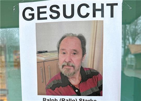 Plakate mit einem Bild von Ralph Starke haben Familienangehörige und Freunde an vielen Bahnhöfen aufgehängt. Foto: Schlegel