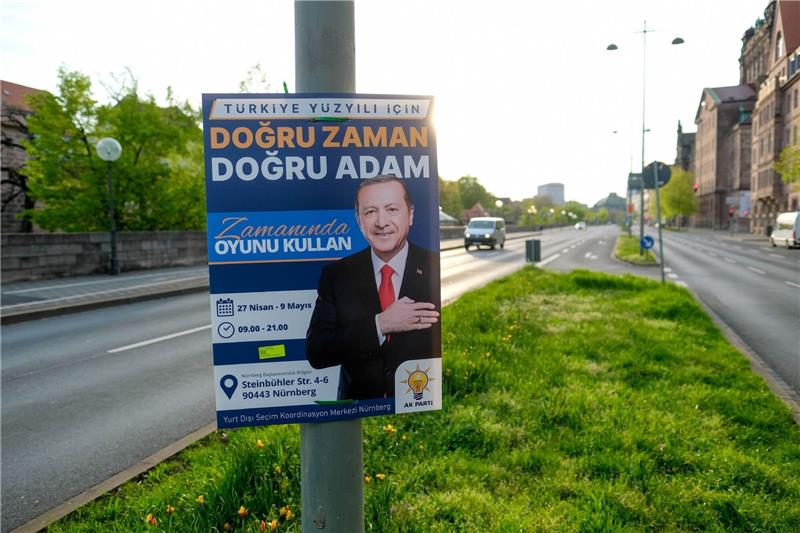 Kritik an Erdogan-Wahlplakaten: Nürnberg will Satzung ändern Plakate von Recep Tayyip Erdogan für die Präsidentenwahl in der Türkei am Frauentorgraben in Nürnberg.