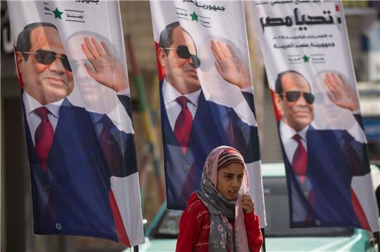 Plakaten des ägyptischen Präsidenten Al-Sisi. Der Amtsinhaber hat die Wahl in dem bevölkerungsreichsten Land der arabischen Welt erneut für sich entschieden.
