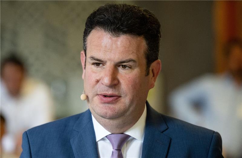 Regierung kippt Sparpläne bei Betreuung junger Arbeitsloser Planänderung bei der Betreuung junger Arbeitsloser: Bundesarbeitsminister Hubertus Heil (SPD) macht den Ampel-Fraktionen einen neuen Vorschlag.