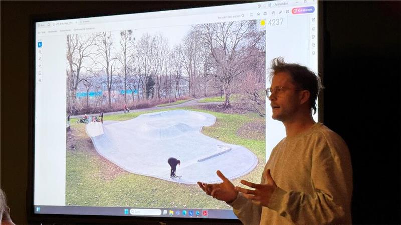Planer David Jablonski von der Firma Endboss aus Hannover stellt die verschiedenen Varianten für die Skateanlage auf dem Multifunktionsplatz ausführlich in der Ratssitzung vor.