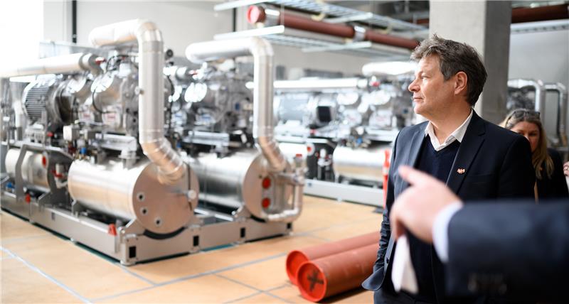 Wasserstoff, Biogas & Co.: So teuer wird Heizen Plant ein Ende der Gas- und Ölheizungen: Bundeswirtschaftsminister Robert Habeck (Grüne). Foto: Bernd von Jutrczenka/dpa