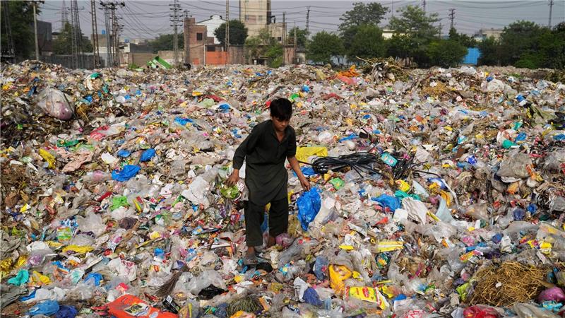 Einigung auf UN-Plastikmüll-Vertrag bleibt ungewiss Plastikabfall wird auch exportiert und sorgt in vielen Entwicklungsländern für Probleme. (Archivbild)