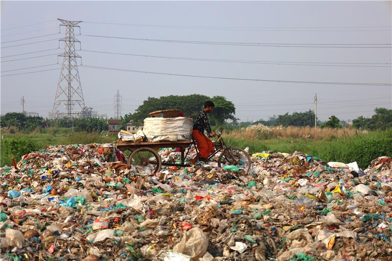 Plastikmüll auf einer wilden Deponie in Bangladesch. Foto: dpa/Kader